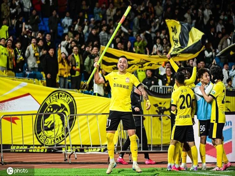 福将！和晓强近三个赛季效力于西海岸、英博和铜梁龙，三队均升超